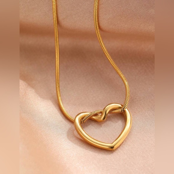 Jewelry - Open Heart Gold Toned Fashion Necklace